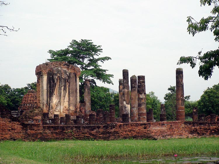 Wat Chetuphon, a bit south from the old city of Sukhuthai. Mandapa and Walking Buddha to the left
