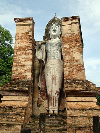 Standing Buddha Image (Phra Attarot) in one of the two Mandapas. 
