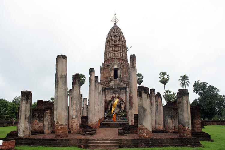 Front view of Wat Phra Si Rattana Mahathat, Chaliang.