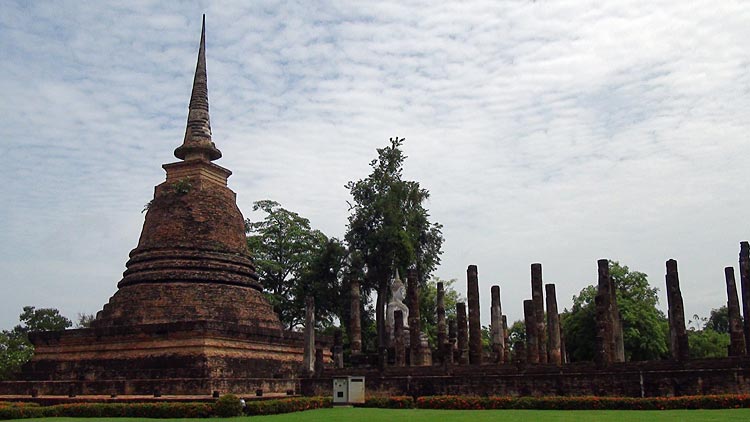 The main stupa at Wat Sa Si with the Viharn (Assembly Hall) to the right