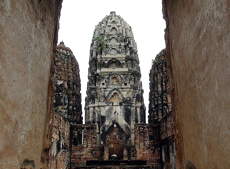 View through the entrance to Wat Si Sawai with the central prang in the middle