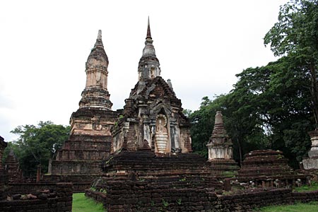 Main lotus-bud stupa at Wat Chedi Jet Thaew, with smaller Stupa with Buddha Image overed by a Naga (serpent) in front. 